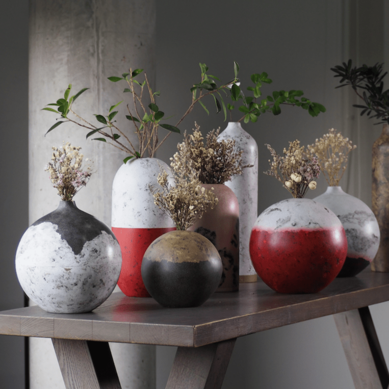 Handicraft sustainable and recycled paper vase from Asia. The home decor vase is made of recycled paper and is sold online on www.qacrafts.com.