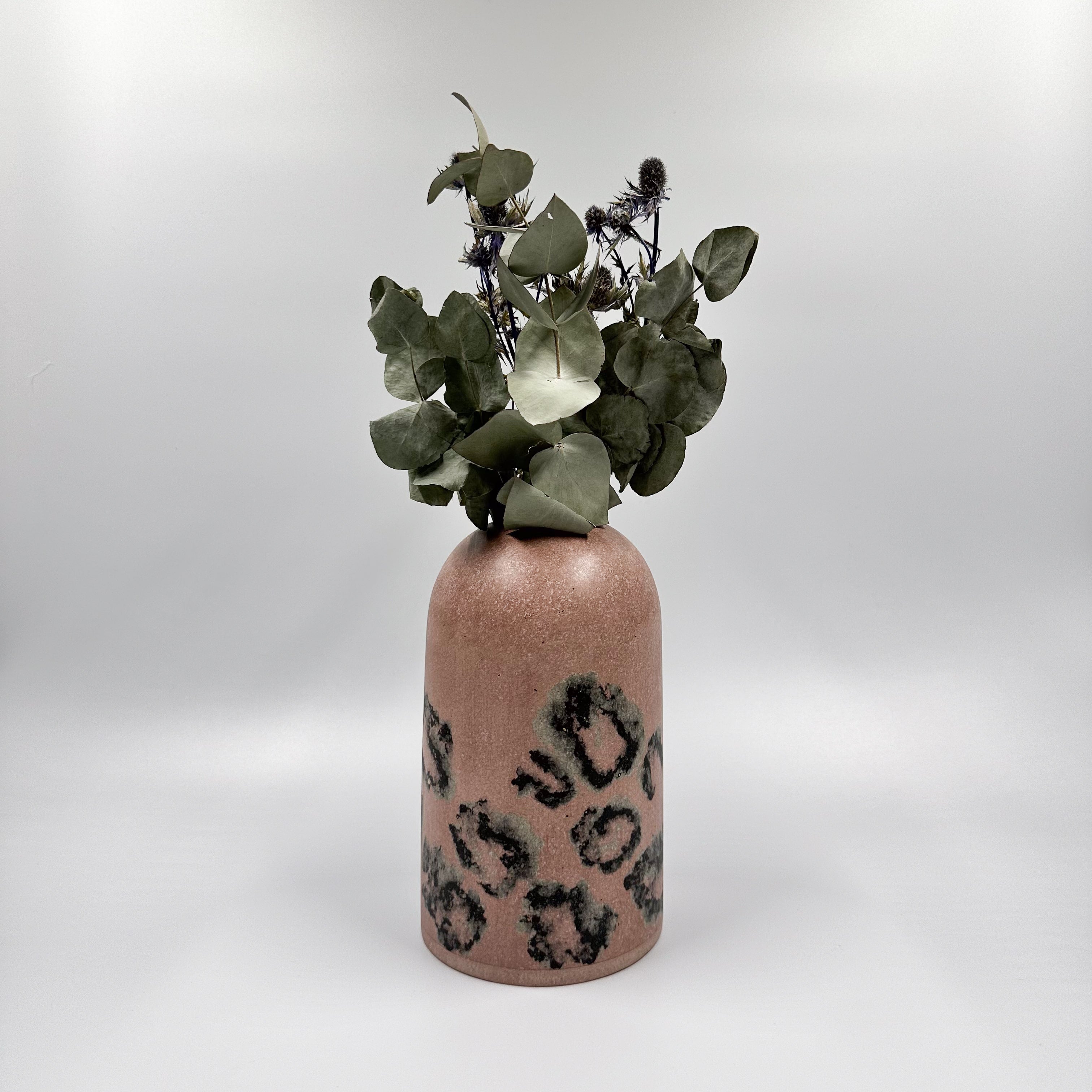 Handicraft sustainable and recycled paper vase from Asia. The home decor vase is made of recycled paper and is sold online on www.qacrafts.com.