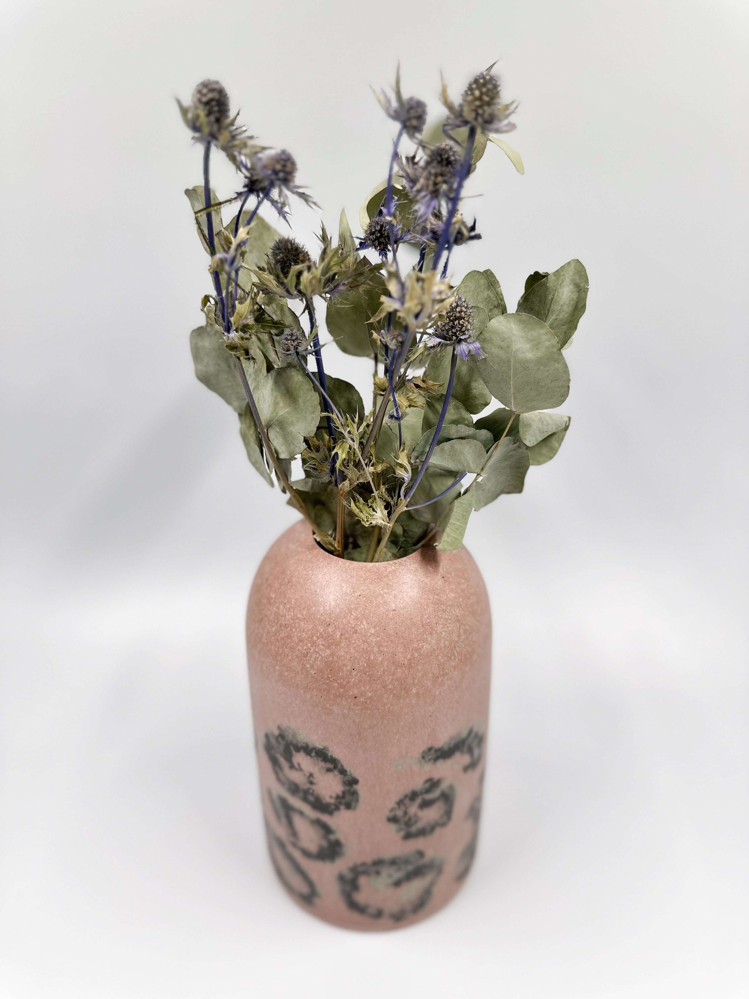 Handicraft sustainable and recycled paper vase from Asia. The home decor vase is made of recycled paper and is sold online on www.qacrafts.com.