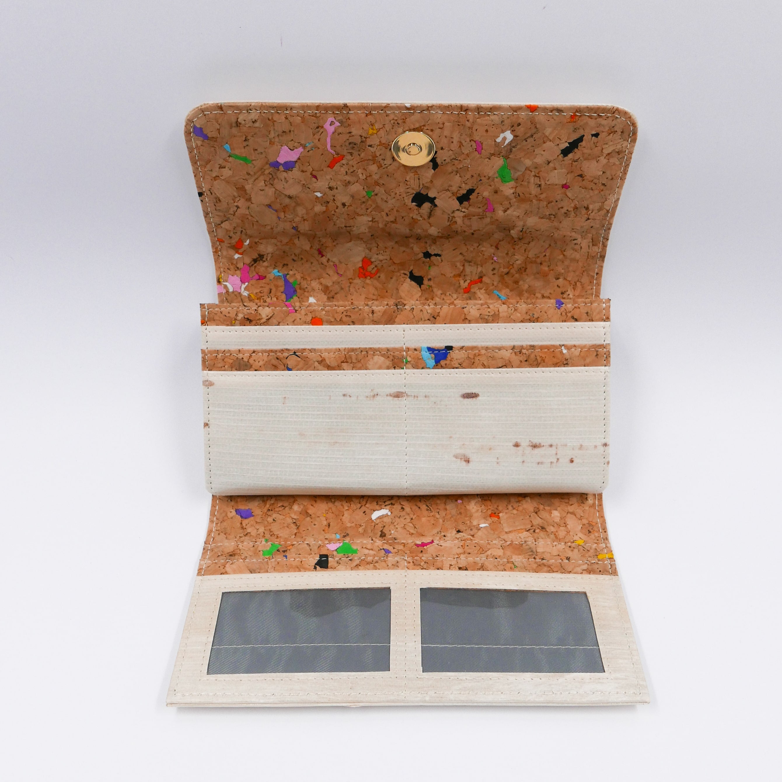 Handicraft sustainable and natural wallet from Asia. The wallet is made of natural, vegan and toxic-free banana tree and sold online on qacrafts.com.