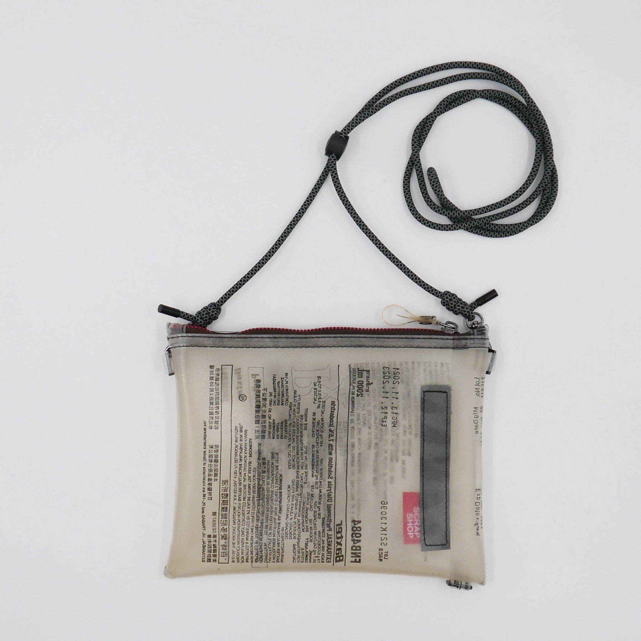 Handicraft sustainable and recycled case from Asia. The pouch is made of recycled dialysis bag and is sold online on www.qacrafts.com.