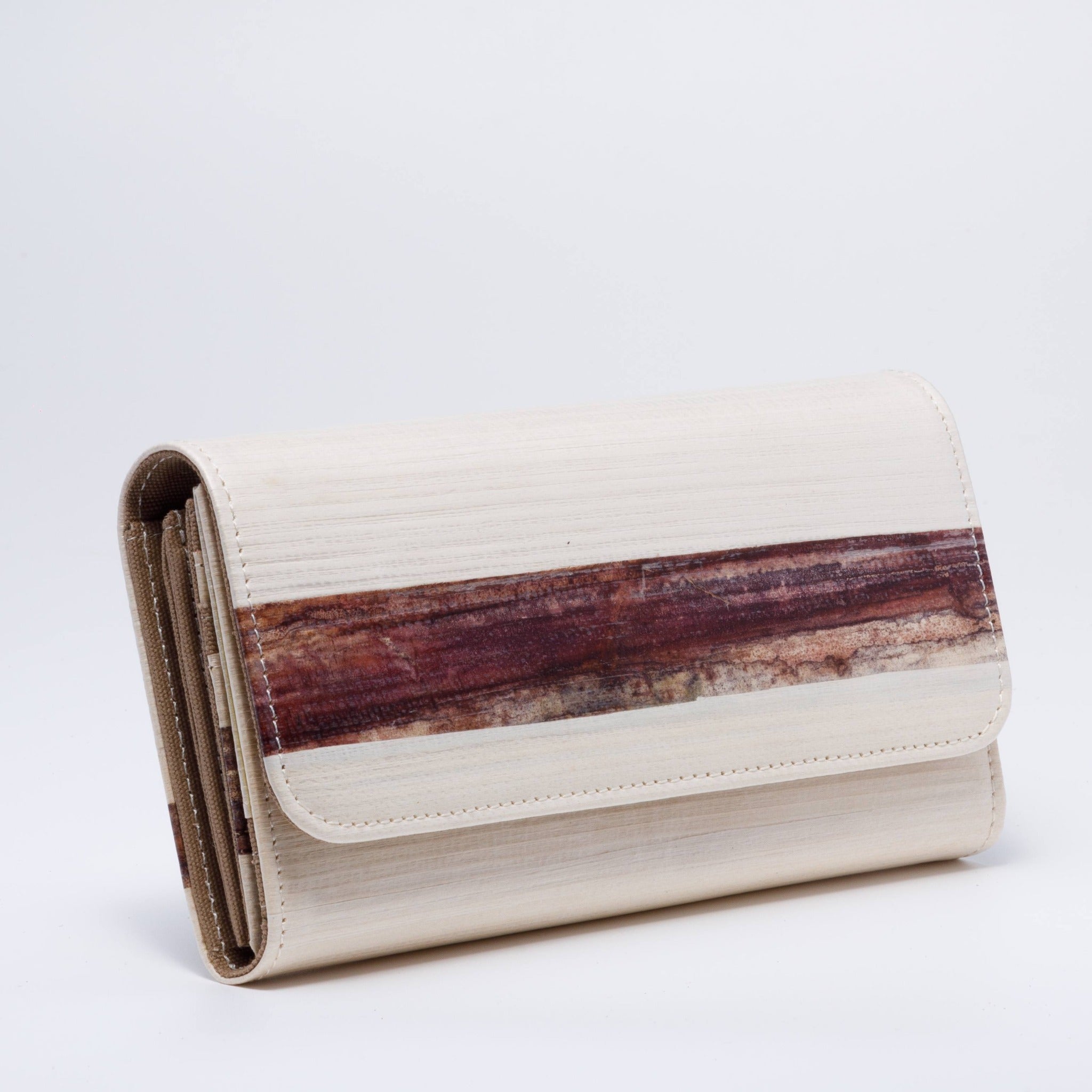 Handicraft sustainable and natural wallet from Asia. The wallet is made of natural, vegan and toxic-free banana tree and sold online on www.qacrafts.com.