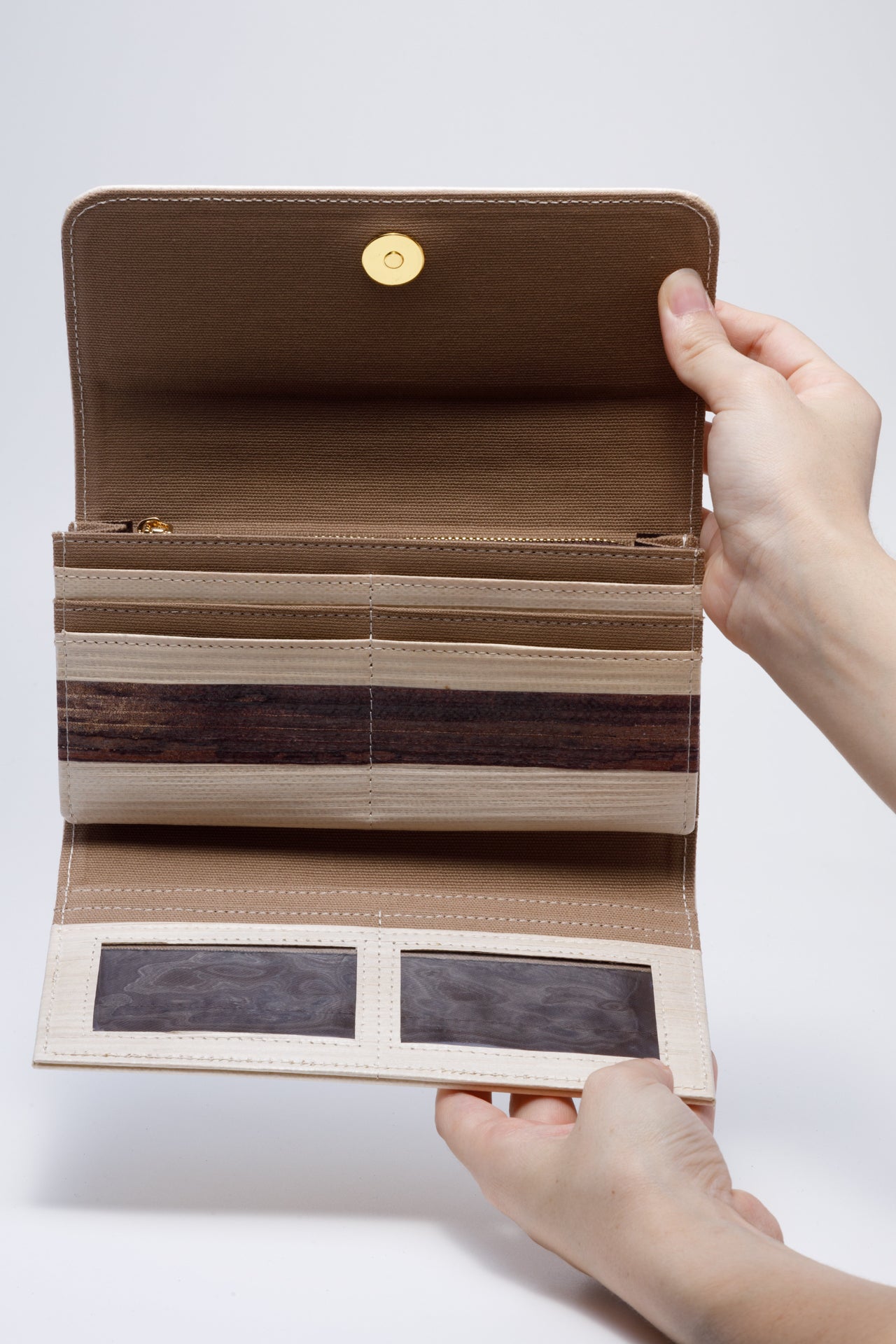 Handicraft sustainable and natural wallet from Asia. The wallet is made of natural, vegan and toxic-free banana tree and sold online on qacrafts.com.