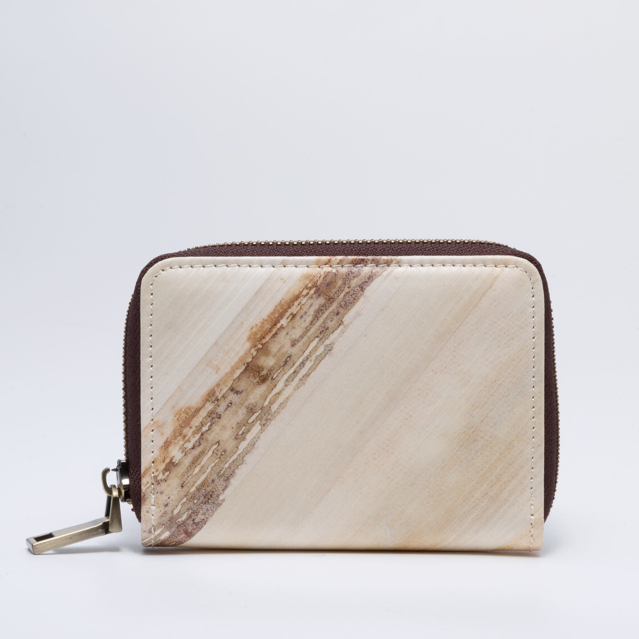 Handicraft sustainable and natural wallet from Asia. The wallet is made of natural, vegan and toxic-free banana tree and sold online on www.qacrafts.com.