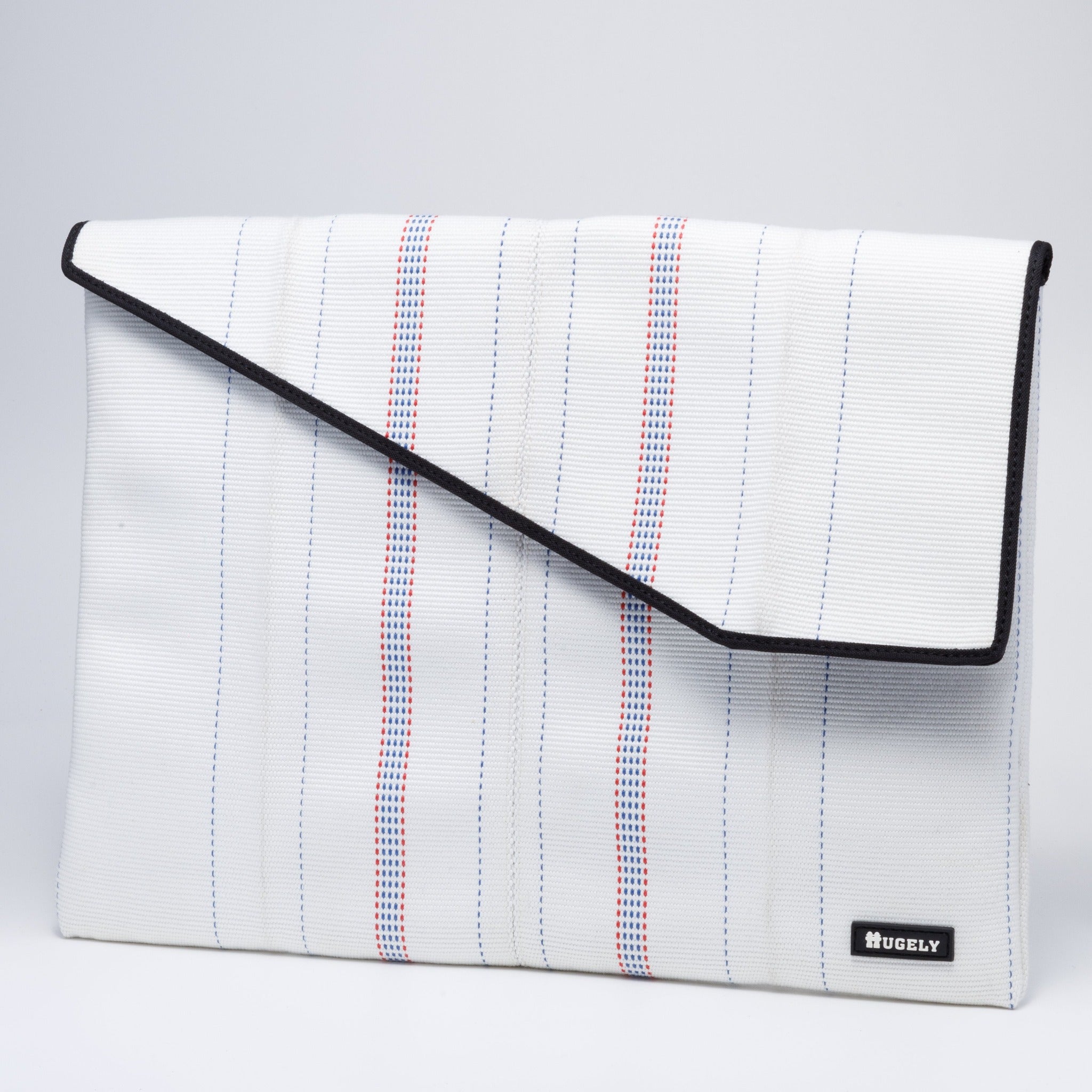 Handicraft sustainable and recycled laptop sleeve from Asia. The notebook bag is made of recycled fire hose and sold online on www.qacrafts.com.