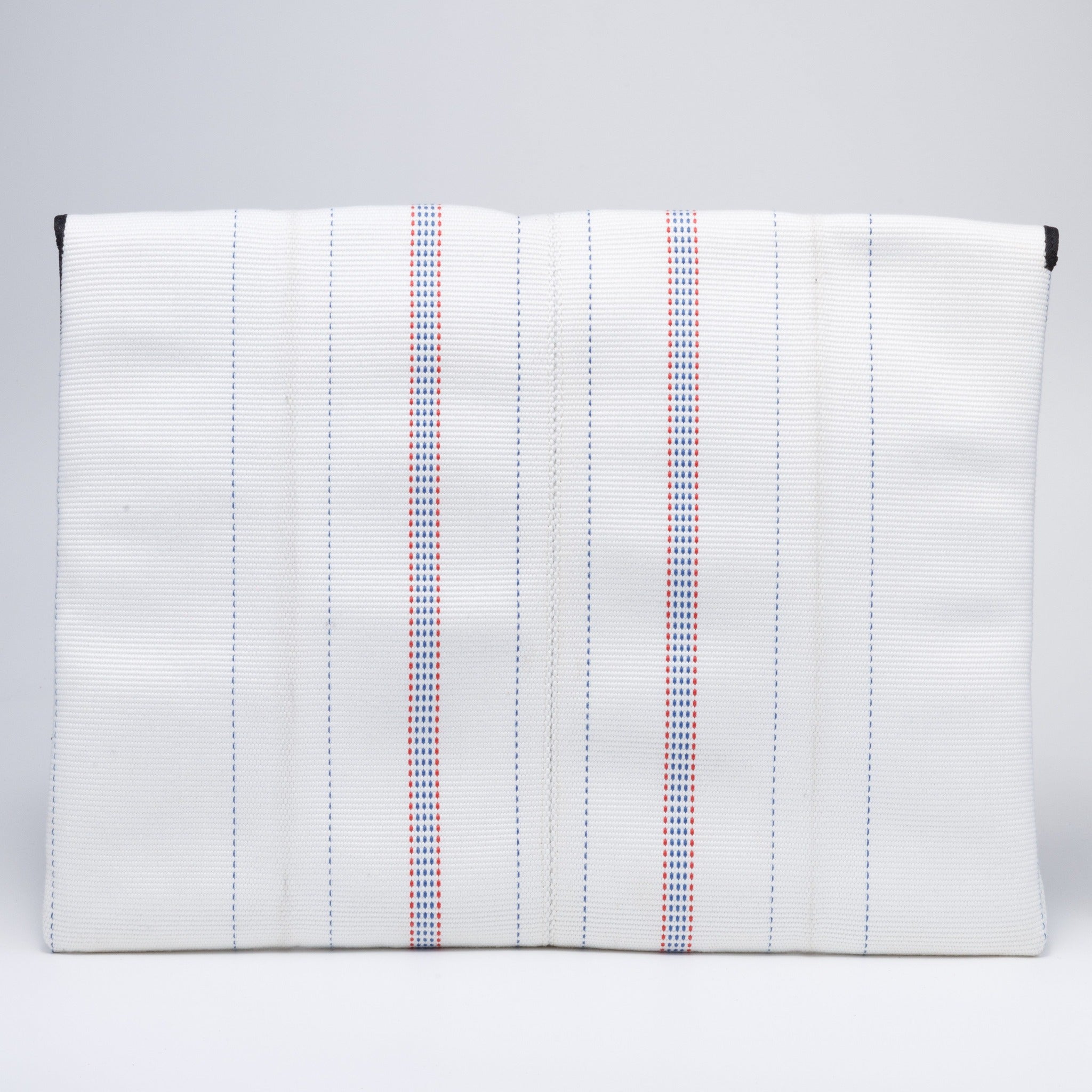 Handicraft sustainable and recycled laptop sleeve from Asia. The notebook bag is made of recycled fire hose and sold online on www.qacrafts.com.