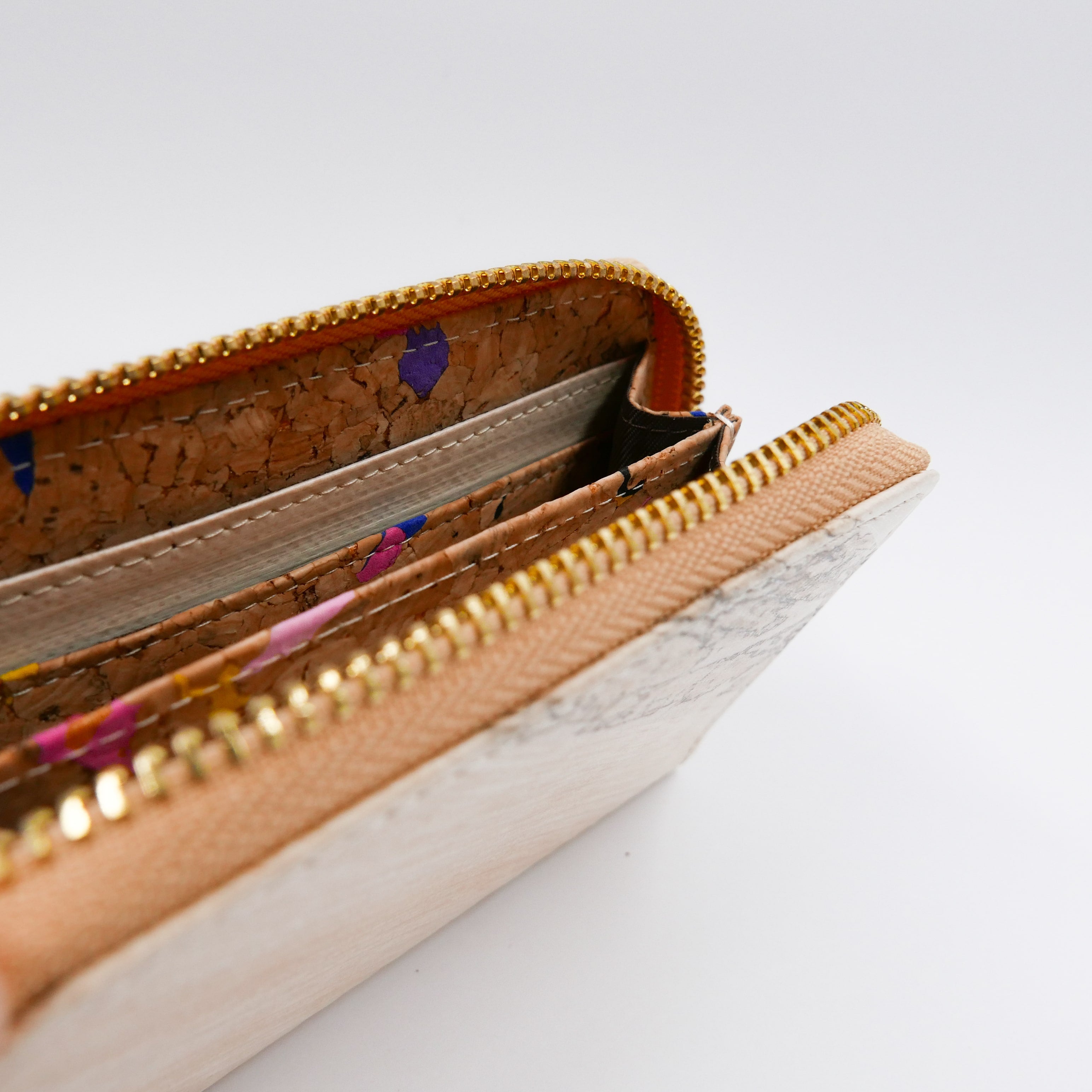 Handicraft sustainable and natural wallet from Asia. The wallet is made of natural, vegan and toxic-free banana tree and sold online on qacrafts.com.