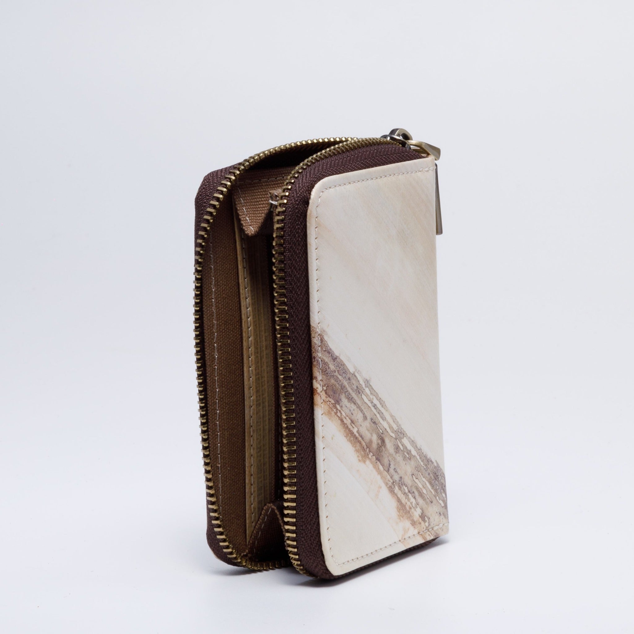 Handicraft sustainable and natural wallet from Asia. The wallet is made of natural, vegan and toxic-free banana tree and sold online on qacrafts.com.
