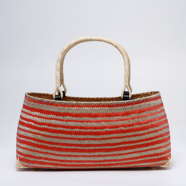 Handicraft sustainable and natural handbag from Asia. The handbag is made of natural, vegan and toxic-free bamboo and sold online on www.qacrafts.com.